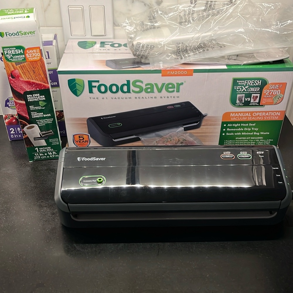 FOODSAVER FM2000 Vacuum Sealing System Starter Kit
